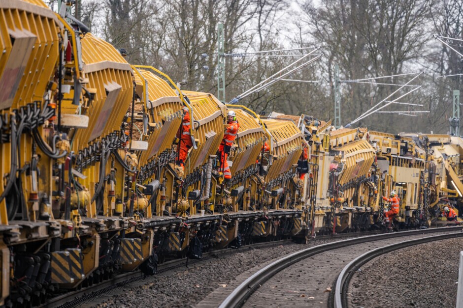 Material-Förder- und Siloeinheiten (MFS) der Bettungsreinigungsmaschine zwischen Leichlingen und Leverkusen