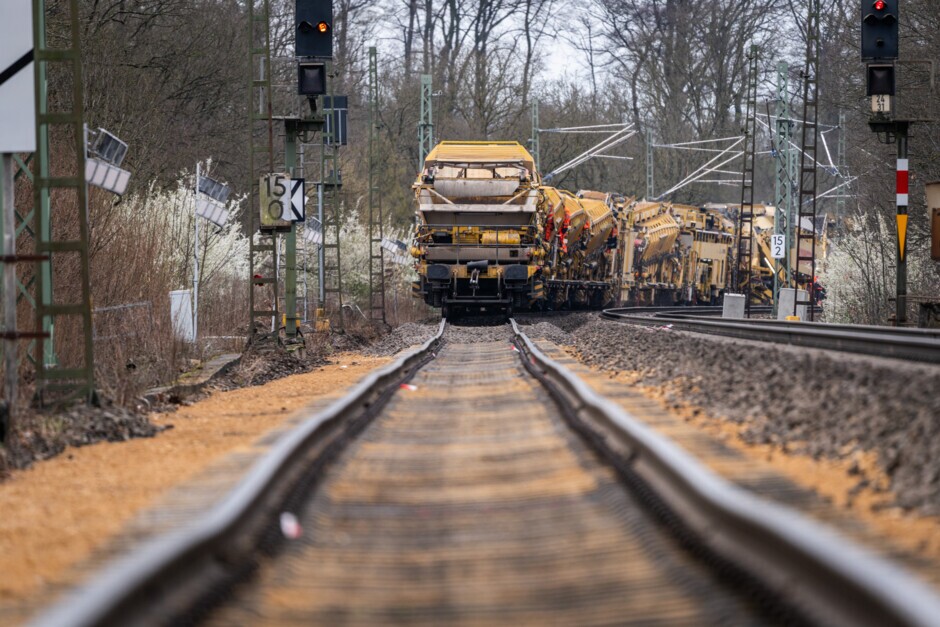 Im linken Gleis muss noch neuer Schotter eingebracht werden. Weiter hinten beginnt die maschinelle Bettungsreinigung mit ihrer Arbeit. 