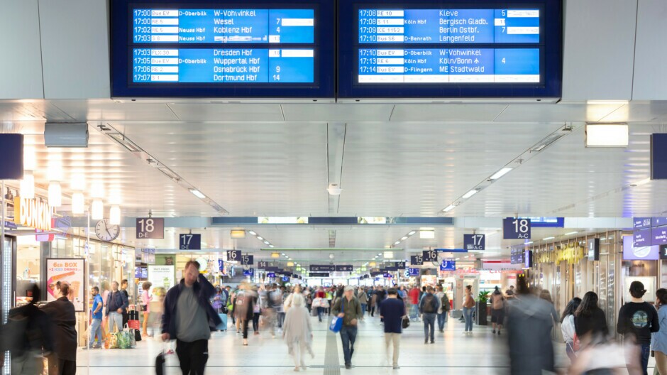 Der Blick in die Personenunterführung (PU) des Bahnhofs Düsseldorf Hauptbahnhof.