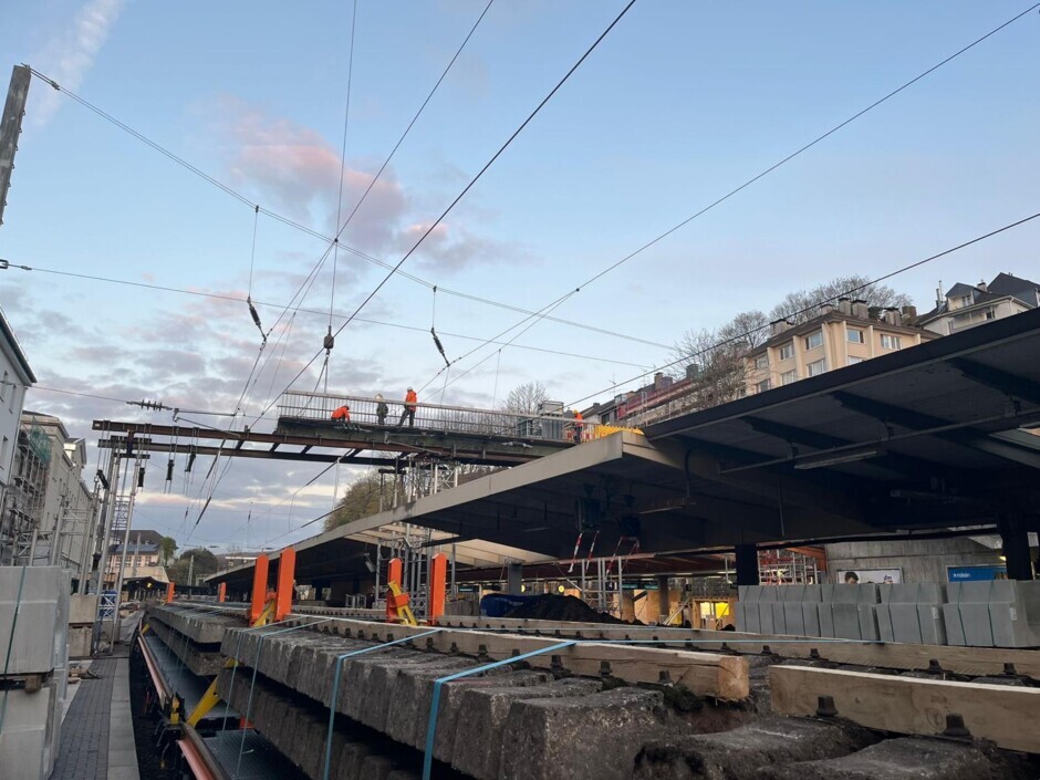 Der Südsteg wird Schritt für Schritt zurückgebaut. Dabei werden unter anderem Treppen, Aufgänge und die Verbindung über die Gleise entfernt. 