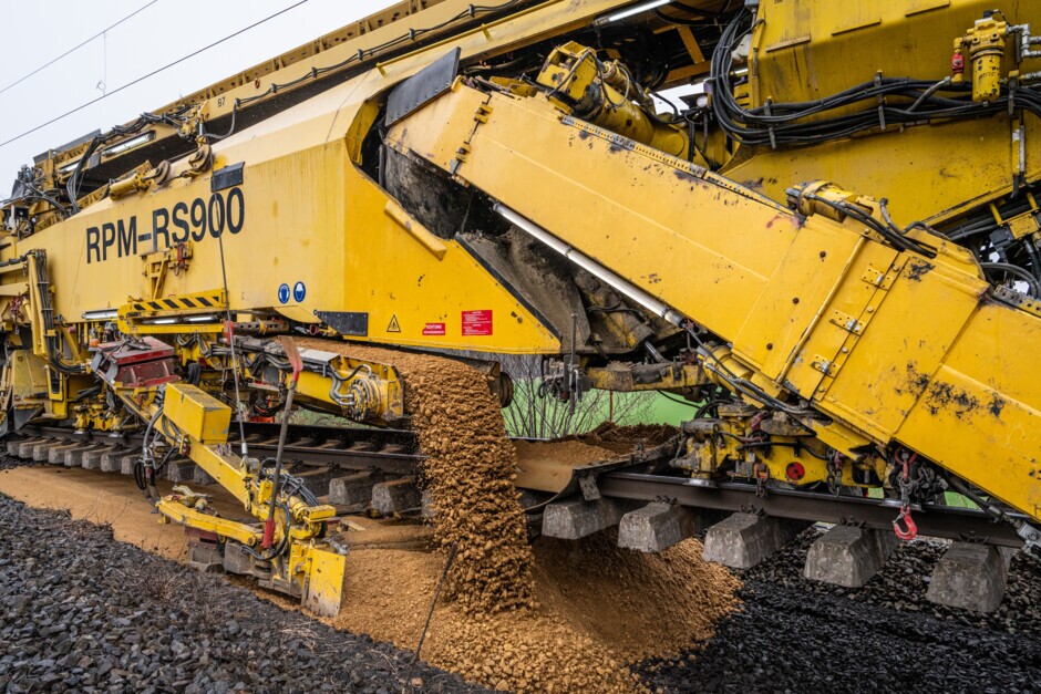 Erneuerung der Planumsschutzschicht: (gelbbraunes Schüttmaterial bestehend u. a. aus speziellem Kies- und Sandgemisch) 