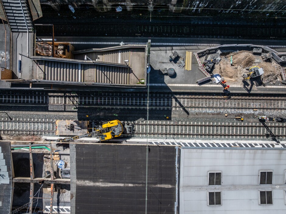 Erneuerung des Hauptbahnhofs in Wuppertal. Blick von oben auf die Treppe des Südstegs. Der Südsteg wird bis Ende 2027 rundumerneuert. 


