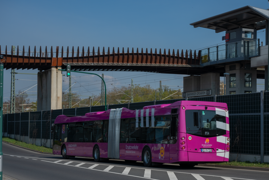 Ein Ersatzbus der Linie RE 7 am Bahnhof Opladen