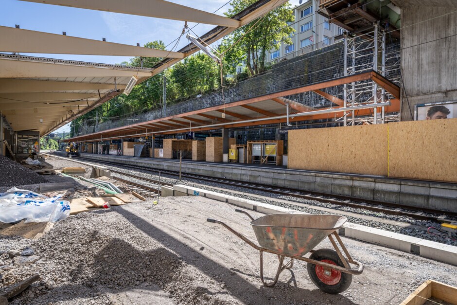 Auch an den Bahnsteigdächern wird kräftig gearbeitet. 