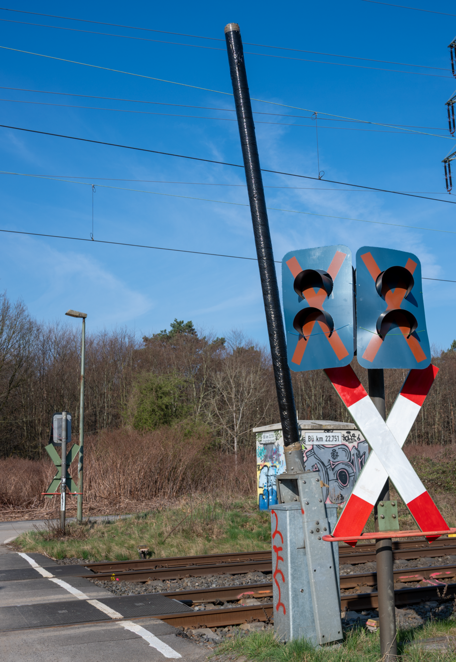 Abgeklebte Schranken und verdeckte Lichtzeichen signalisieren: Hier gilt das Andreaskreuz. Besondere Aufmerksamkeit beim Überqueren ist geboten. 
